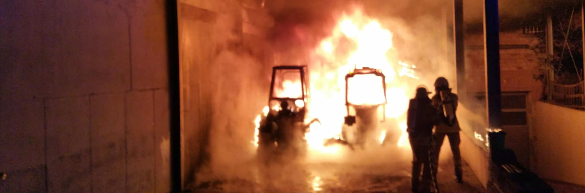 Löscharbeiten der Feuerwehr wegen Traktorbrand
